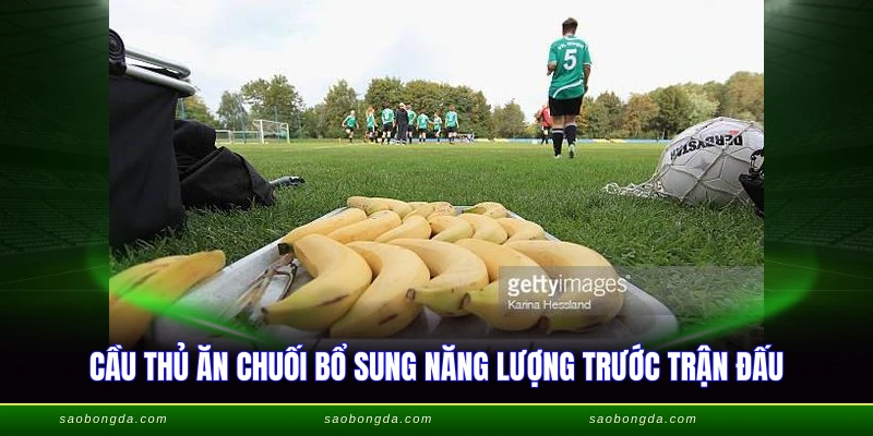 Cầu thủ ăn chuối bổ sung năng lượng trước trận đấu