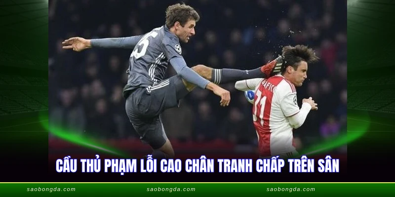 Lỗi Cao Chân Trong Bóng Đá - Luật Phạt Chi Tiết 2026 1 Cầu thủ phạm lỗi cao chân tranh chấp trên sân