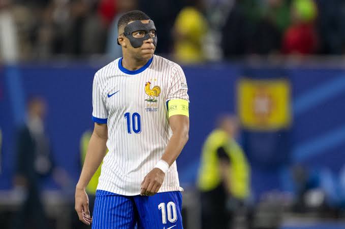 Giải Thích Lý Do Vì Sao Mbappé Phải Đeo Mặt Nạ Tại Euro 2024 2 Chiếc mặt nạ của Mbappé có tác dụng gì?