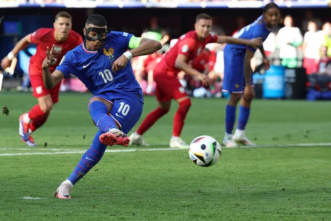 Giải Thích Lý Do Vì Sao Mbappé Phải Đeo Mặt Nạ Tại Euro 2024 3 Vì sao UEFA không cho Mbappé đeo mặt nạ có màu cờ Pháp?